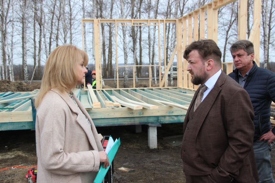 Светлана Дроздова, министр восстановления, развития приграничья и строительства Курской области, посетила площадку в Миленинском сельсовете, где началось строительство коттеджного поселка «Заря» для жителей из приграничья...