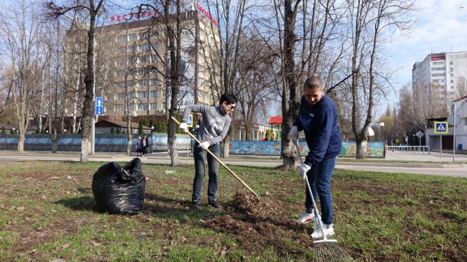 Игорь Корпунков: Сотрудники администрации города, учреждений образования и культуры в очередной раз вышли на субботник! Хорошее солнечное утро добавляет позитивного настроения и энергии!