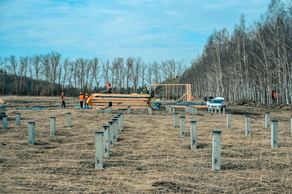 Министр восстановления, развития приграничья и строительства Курской области Светлана Дроздова посетила с рабочим визитом Фатежский район, где началось строительство нового коттеджного поселка