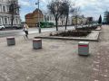 На тротуарах в центре Курска установили бетонные кубы для защиты от автохамов