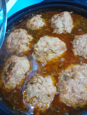 Нежные тефтели в томатном соусе: уютный рецепт, который соберет всех за столом