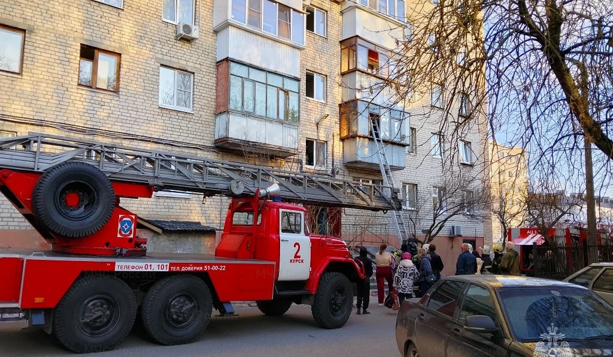 В Курске пожарные спасли двух человек при возгорании квартиры на улице Ленина