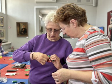 В выставочном зале им. К. Малевича прошёл мастер-класс по изготовлению лоскутных брошей для участниц проекта «Курское долголетие»