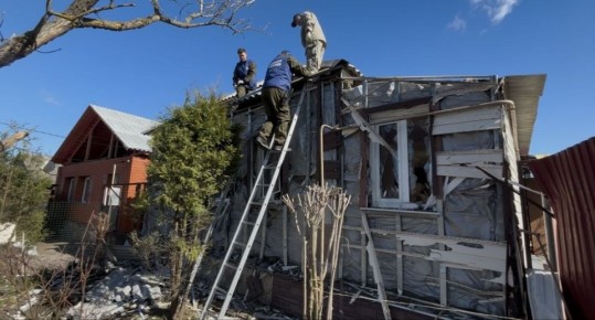Волонтеры Единой России помогают устранять последствия обстрела Льговского района Курской области