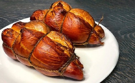 Копченое мясо дома: как приготовить ароматную грудку в кастрюле без коптилки