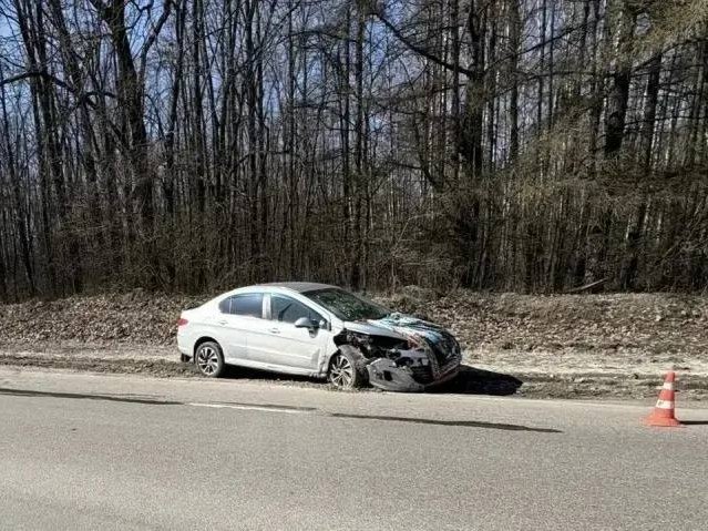 В Курске на улице 50 лет Октября столкнулись «Пежо» и «Лада Приора»