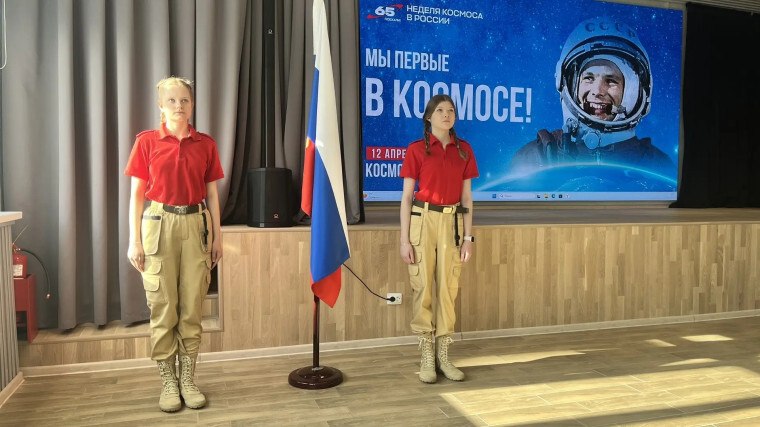 Первая учебная неделя четверти в лицее №3 началась с традиционного выноса флага Российской Федерации и исполнения гимна