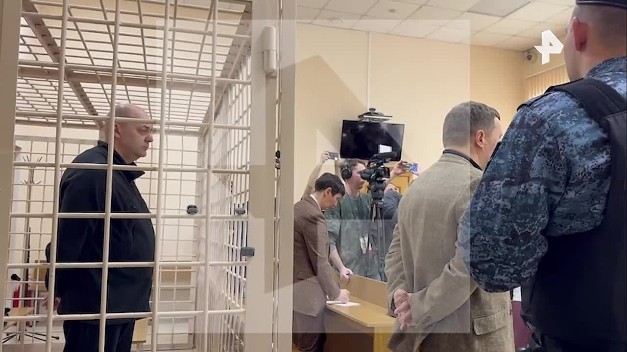 Экс-губернатора Курской области Алексея Смирнова приговорили к 14 годам лишения свободы по делу о взятках, сообщает корреспондент РЕН ТВ из зала суда