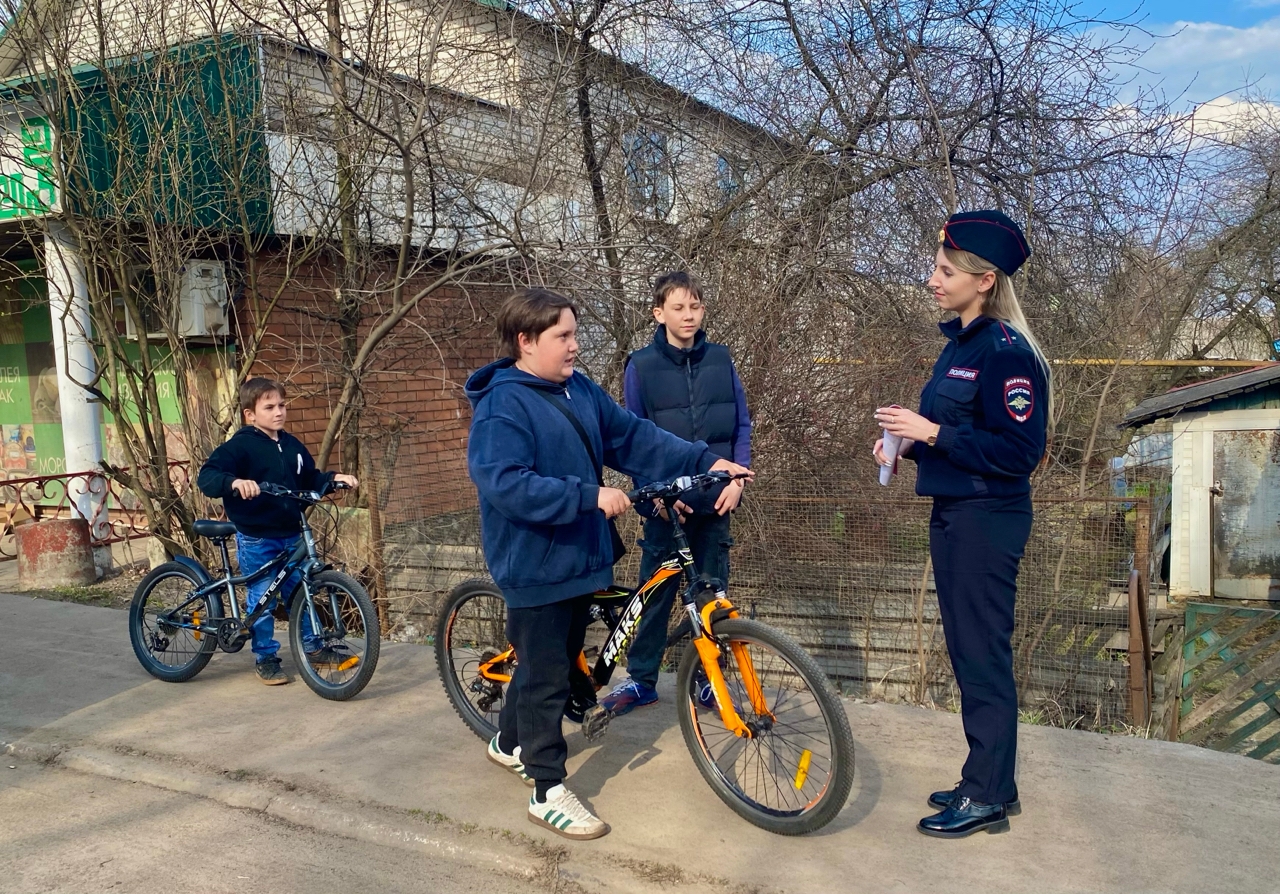 Сотрудники железногорской Госавтоинспекции провели акцию для подростков, управляющих велосипедами, самокатами