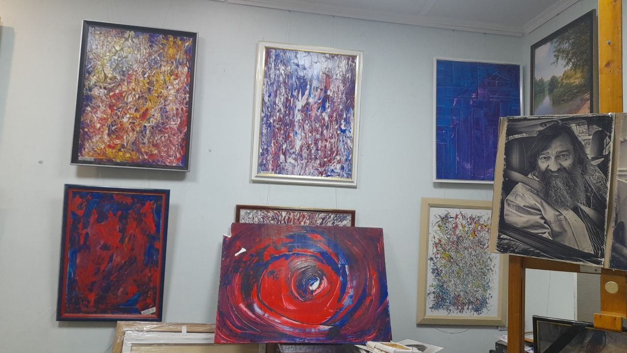 Испорченная и подпиравшая ворота в центре Курска картина Олега Радина вернулась в его галерею