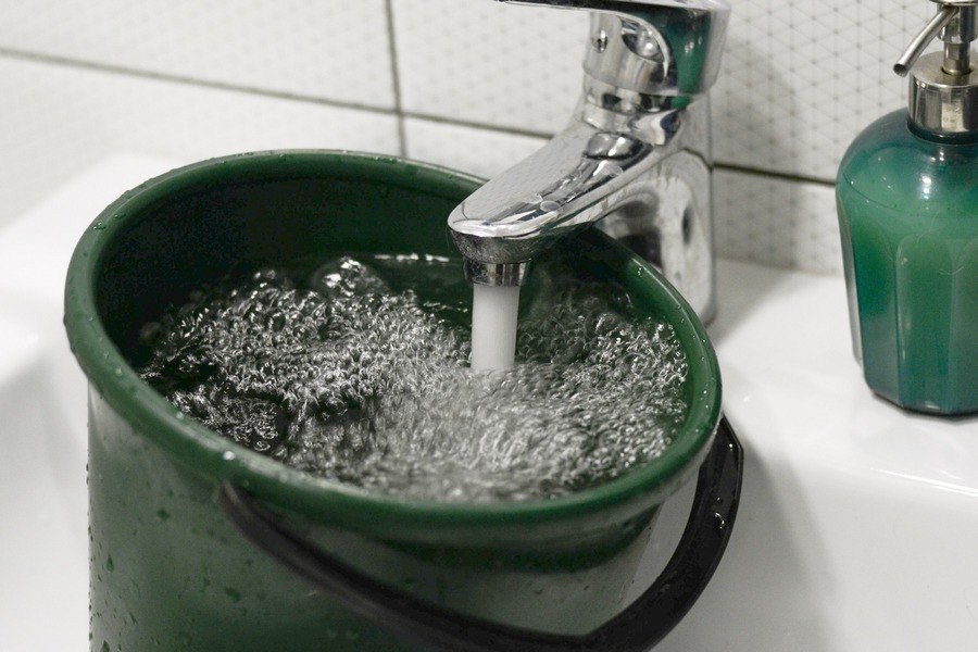 Во Льгове уже больше месяца из кранов течет жидкость с резким химическим запахом ацетона