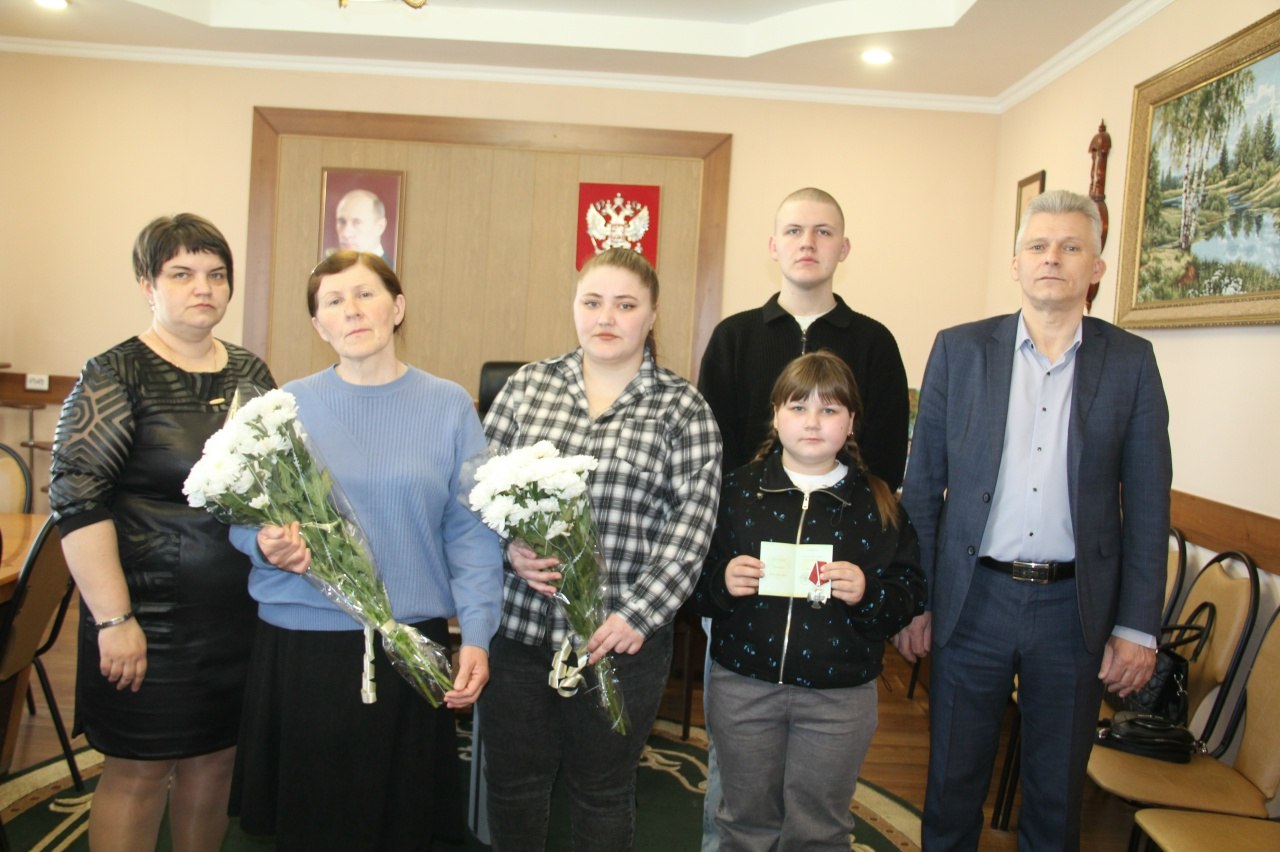 Указом Президента России за проявленные мужество и героизм в ходе специальной военной операции Максим Николаевич Русанов посмертно награждён орденом Мужества