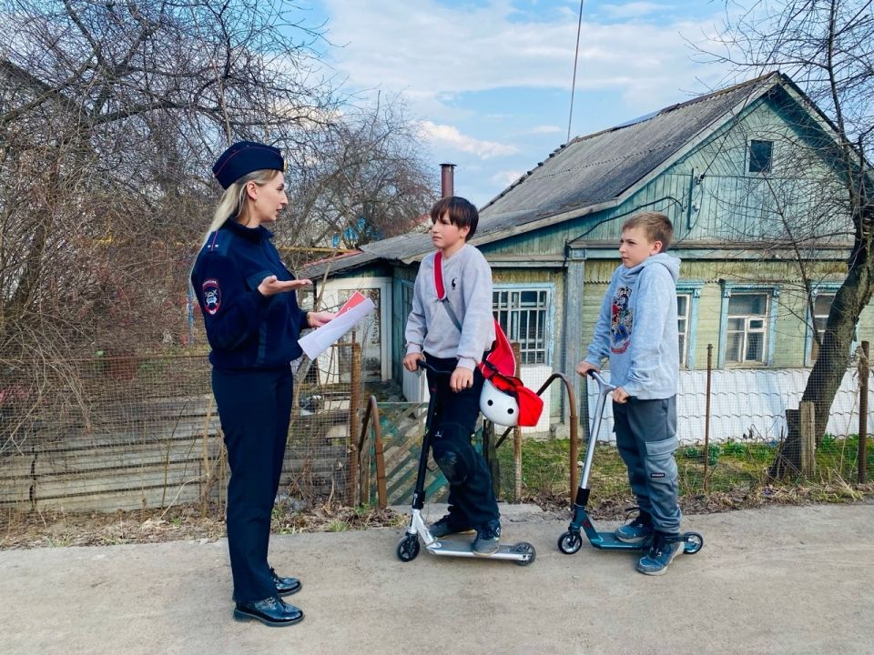 Сотрудники Госавтоинспекции Железногорска провели профилактическую акцию, направленную на повышение безопасности подростков, управляющих велосипедами и самокатами