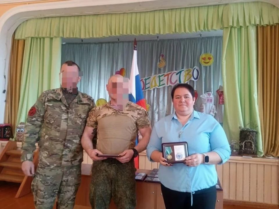 Владимир Ковальчук: В Администрации Рыльского района вновь состоялось награждение наших земляков — людей, которые в непростое для приграничья время проявили мужество, ответственность и настоящую преданность родной земле