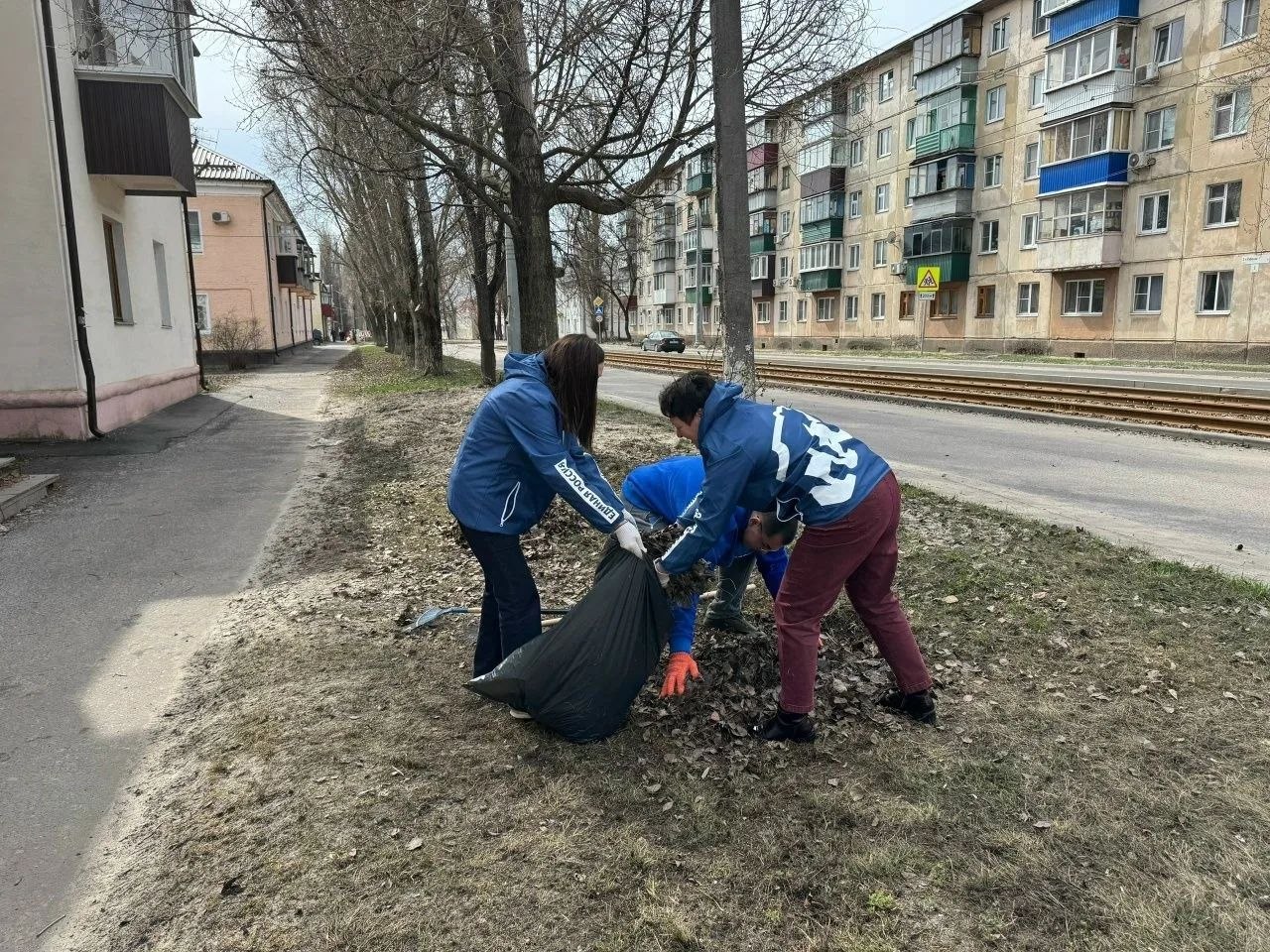 Единороссы Железнодорожного округа провели субботник на улице 2-ая рабочая