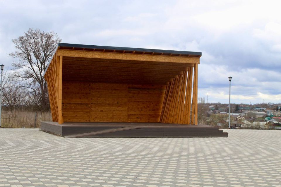 Ход строительных работ по благоустройству Советского сада поселка Медвенка проверил заместитель министра жилищно - коммунального хозяйства и ТЭК Курской области Андрей Никулин