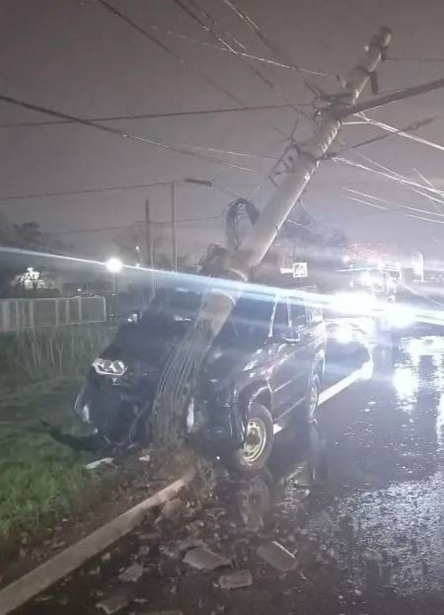В Курске «УАЗ» врезался в опору ЛЭП, пострадал водитель