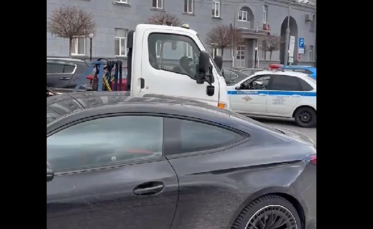 В Курске возле мэрии эвакуируют авто за неправильную парковку