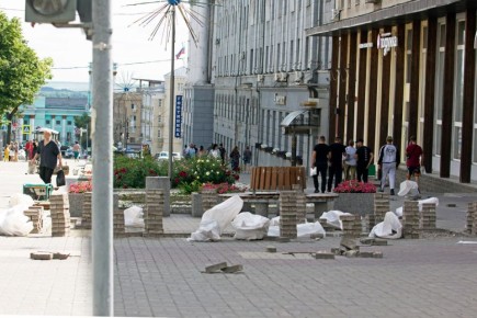 В Курске добросовестные управляйки получат в подарок тротуарную плитку с городских улиц