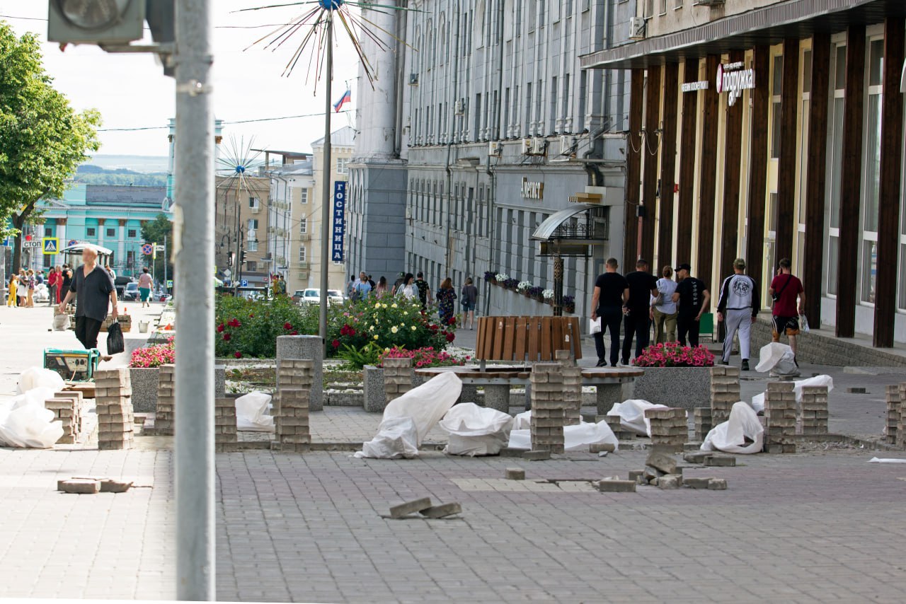 В Курске добросовестные управляйки получат в подарок тротуарную плитку с городских улиц