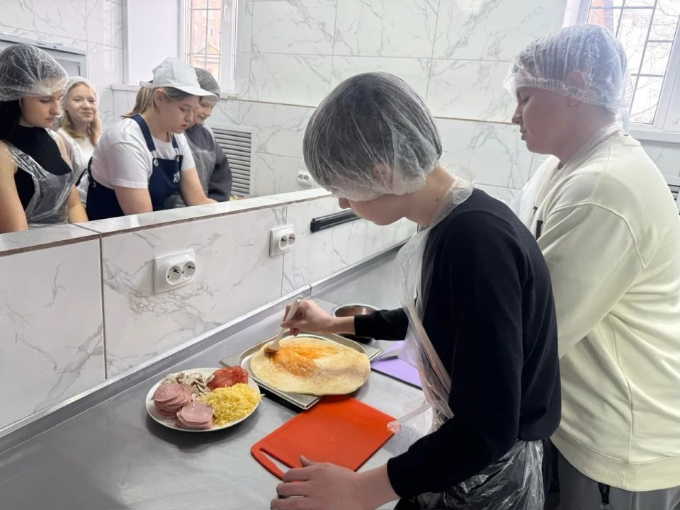 Секреты мастерства приготовления пиццы раскрыли школьникам в колледже коммерции, технологий и сервиса Курского государственного университета