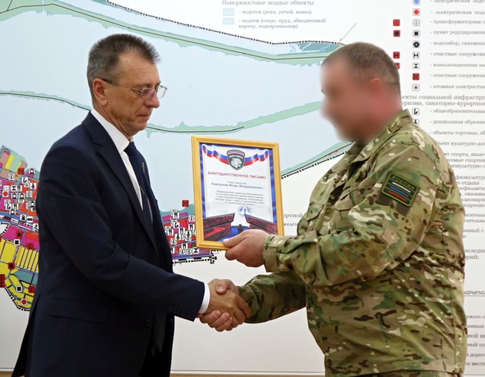 Игорь Корпунков: На очередном заседании Штаба по оказанию гуманитарной помощи в связи с проведением СВО и формированию самообороны города Курчатова передали представителям бригады «Барс–Курск», необходимый в работе, лазерный...