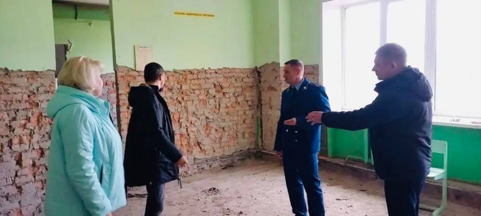 Прокурор Поныровского района проверил ход капитального ремонта школы