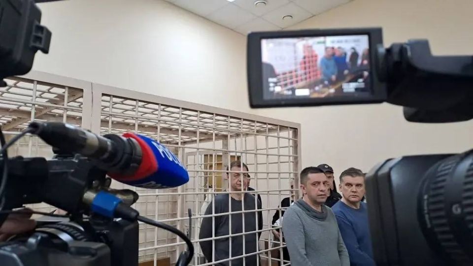 Александр Хинштейн: 17 лет колонии строгого режима, штраф 450 млн и взыскание почти 21 млн