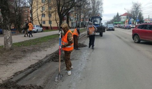 В Курске улицы приводят в порядок 75 рабочих и 66 единиц техники
