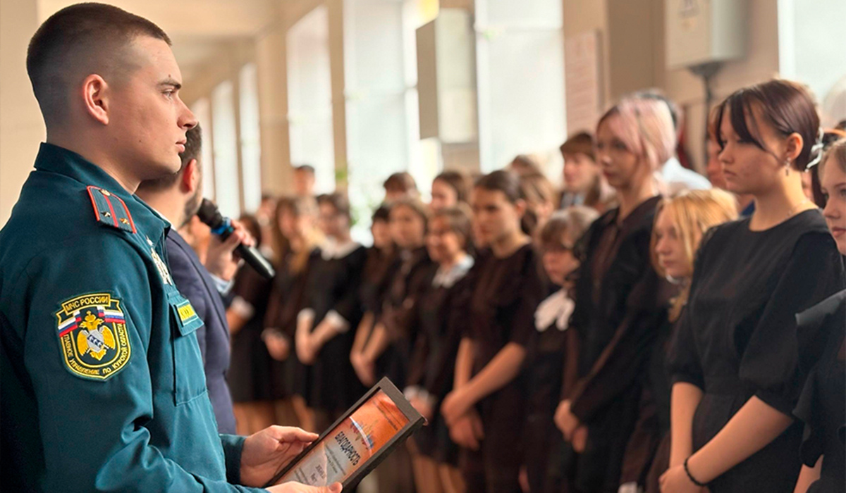 Курские школьники получили благодарности от МЧС России за сообщение о пожаре