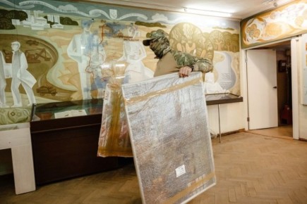 Добровольцы «БАРС-Курск» перевозят экспонаты Кореневского музея в областной центр