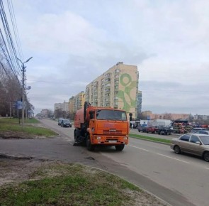 Вручную и с помощью техники убирают Курск 75 специалистов