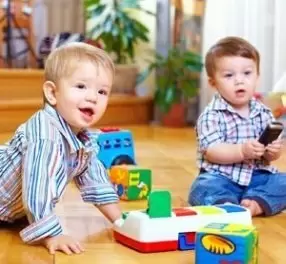 Как поддержать развитие годовалого ребенка: советы для родителей