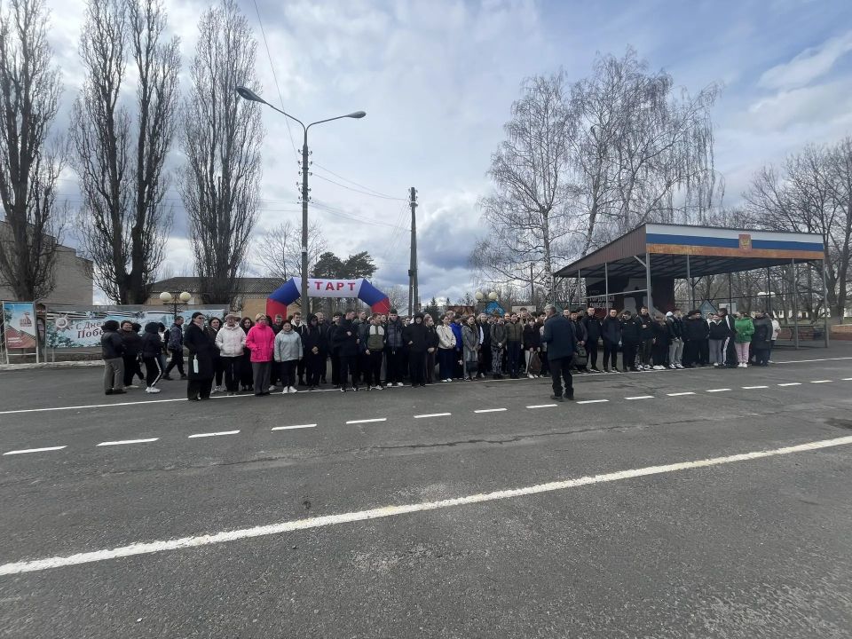 В посёлке Тим отметили Всемирный день здоровья бодрой прогулкой: "10 000 шагов" собрали жителей вместе!