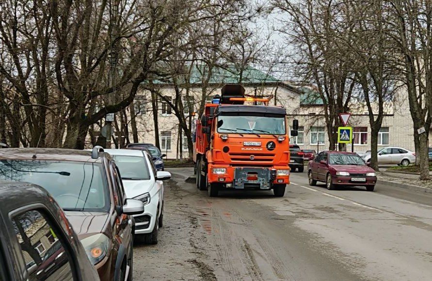 Дорожные службы активно продолжают уборку городских улиц