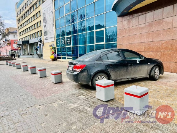 В Курске продолжают бороться с «недоводителями» бетонными кубами