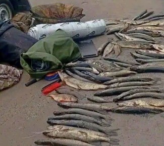 На стационарном посту полиции остановили автомобиль ВАЗ с прицепом для проверки документов