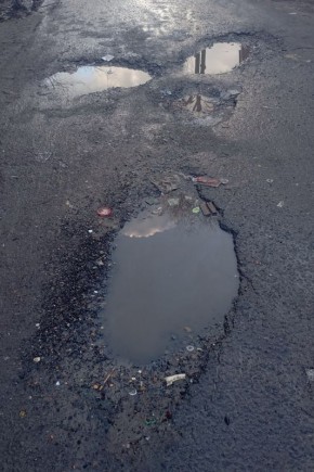 У курского автовокзала обнаружили ямы, напоминающие «Крик» Мунка