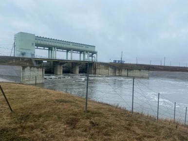 8 апреля 2026 года Курское водохранилище наполнилось до проектного уровня — отметки в 162,0 м. С этого дня гидроузел перешел на режим регулирования сбросных расходов воды, для поддержания уровня в верхнем бьефе