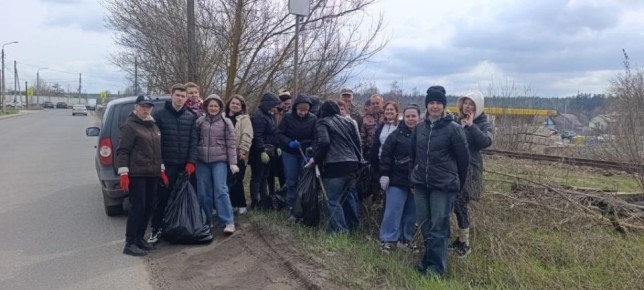 Представители комитета внутренней политики администрации Курска и комитета предпринимательства, потребительского рынка и развития общественных пространств приняли участие в уборке территорий на Заводской улице