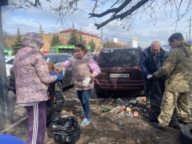 Ко второму общегородскому субботнику в Курске присоединились сотрудники «Городских известий»