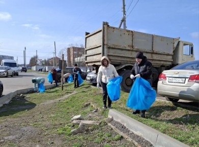 На проспекте Клыкова сотрудники комитета соцзащиты приступили к уборке