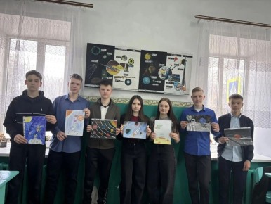 Ко Дню космонавтики учащиеся 8 классов (классные руководители Елена Алексеевна Шуклина, Елена Николаевна Бильдина) Фатежской школы № 1, нарисовали рисунки на тему "Космос- моя мечта"