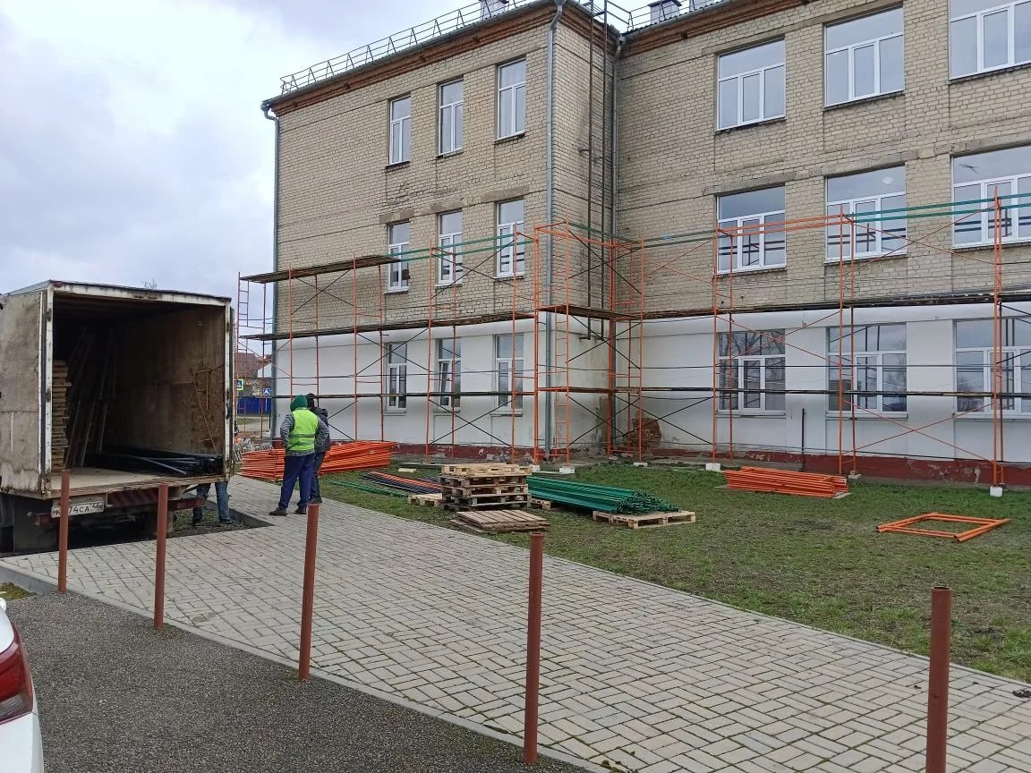 Замгубернатора Оксана Крутько проверила ход ремонтных работ в школах Тимского района