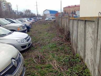 Инспекция ЖКХ Курска очистила территорию от дома №27 по 3-му Моковскому переулку вдоль больницы Семашко