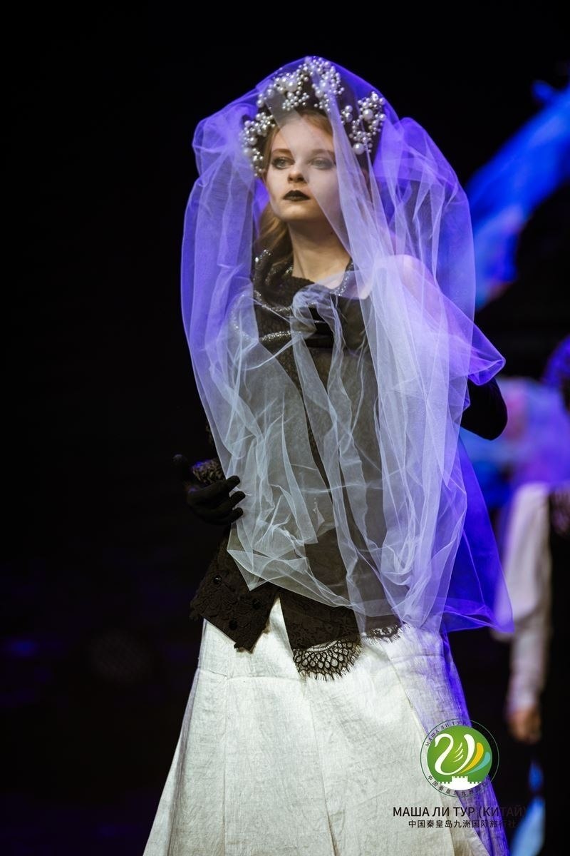 «Невеста Кощея» из Курска закружила голову Пекину: сказочная мода покорила Китай