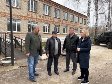 Заместитель губернатора Курской области Оксана Крутько совместно с главой Тимского района Александром Булгаковым проинспектировала, как ведется капитальный ремонт в Волобуевской и Тимской школах