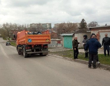 Управление по делам ГО и ЧС совместно с городским жилищным фондом убрали участок улицы Павлуновского от улицы Мичурина до улицы 1-й Фатежской