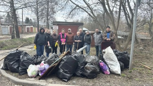 Комитет документационного, ресурсного обеспечения и автоматизации систем управления убрал территорию за домом по улице Школьной, 5/10