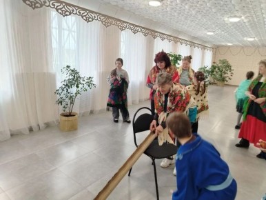 В Нижнереутчанском сельском Доме культуры в канун православного праздника Пасхи прошел увлекательнейший мастер – класс по росписи Пасхальных яиц